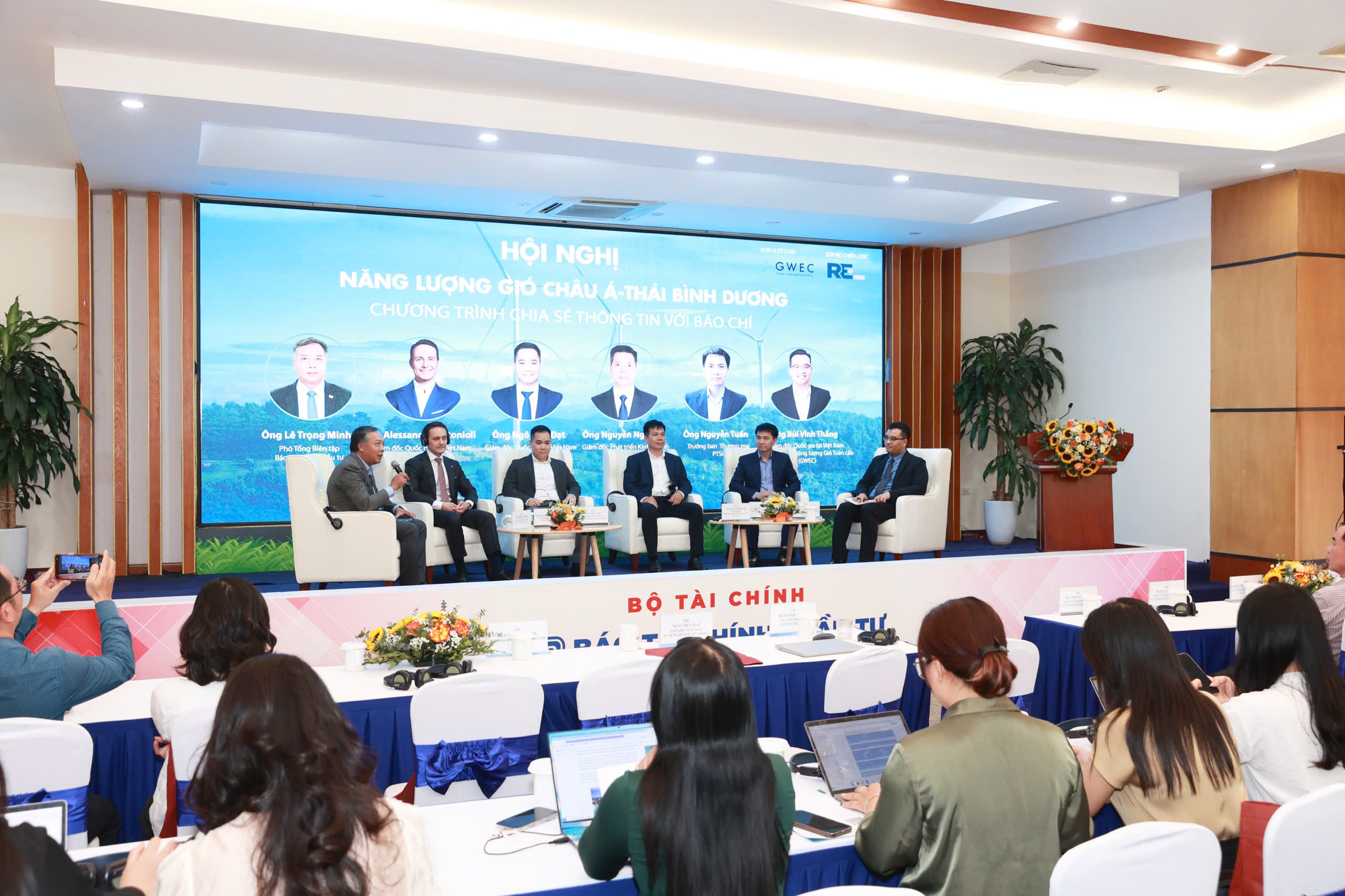Ông Lê Trọng Minh, Phó Tổng Biên tập Báo Pg88hi tỷ lệ thưởng hấp dẫn- Pg88vn Trang Chủ Chính Thức và các chuyên gia, PG88 Link Dễ Nhớ Pg88.com trong ngành trao đổi tại buổi họp. Ảnh: Chí Cường