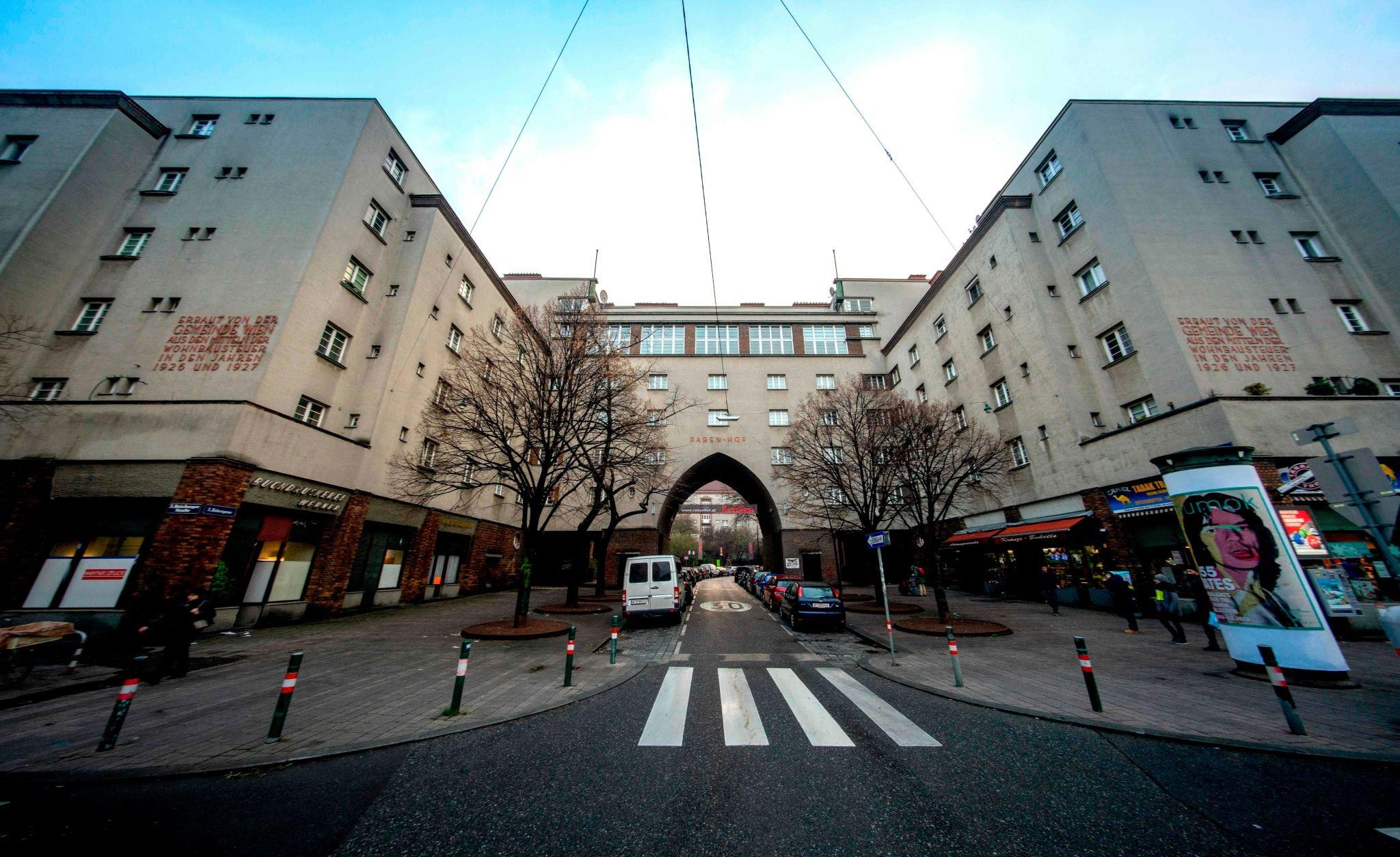 Khu nhà ở PG88 nổ hũ Rabenhof tại Vienna - một trong những tổ hợp “Gemeindebau” tiêu biểu của thời kỳ “Red Vienna”, với hơn 1.100 căn hộ cho thuê giá phải chăng dành cho Link Đăng Nhập PG88 Chính Thức 2026 đô thị. Ảnh: Vienna Film Commission - Social Housing Rabenhof