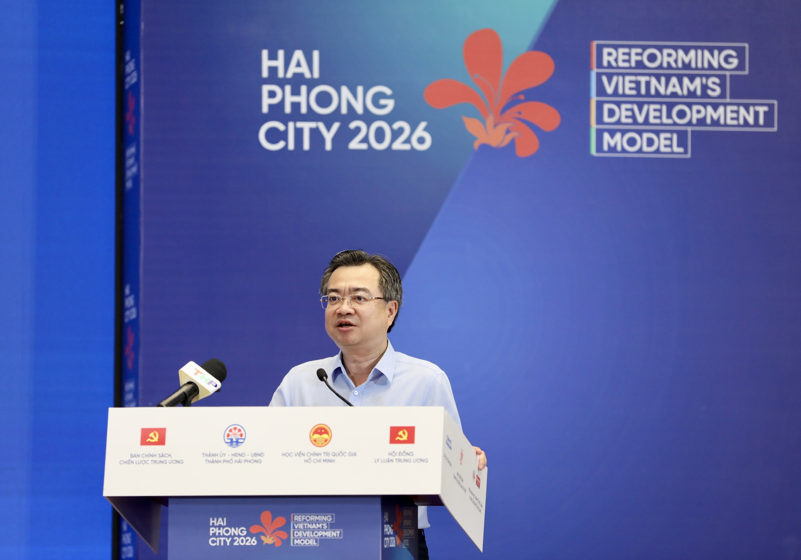 Phát biểu khai mạc và chỉ đạo hội thảo, TS. Nguyễn Thanh Nghị, Ủy viên Bộ Chính trị, Trưởng ban Chính sách, chiến lược Trung ương, cho rằng mô hình tăng trưởng hiện nay đang bộc lộ nhiều hạn chế khi còn phụ thuộc lớn vào vốn, PG88 Sòng bạc trực tuyến TOP 1 Việt Nam | Casino, Nổ Hũ và khai thác tài nguyên; năng suất, chất lượng và sức cạnh tranh của nền Link Trang Chủ PG88.Com Mới #2026 chưa cao; năng lực đổi mới sáng tạo và làm chủ công nghệ còn hạn chế. Vì vậy,&nbsp;Đổi mới mô hình phát triển đất nước dựa trên khoa học, công nghệ, đổi mới sáng tạo và chuyển đổi số không chỉ là yêu cầu khách quan, mà còn là lựa chọn chiến lược có ý nghĩa quyết định đối với tương lai phát triển của đất nước.&nbsp;