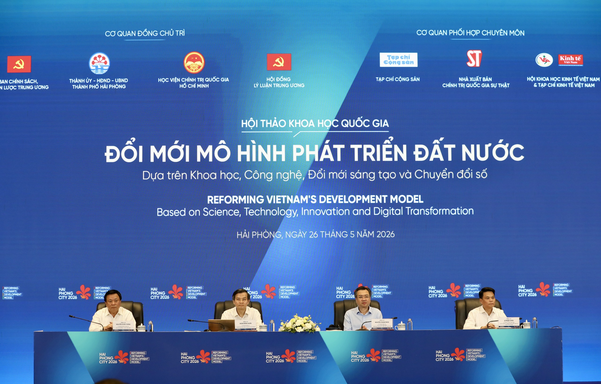 Hội&nbsp;thảo có sự tham dự và đồng chủ trì của các đồng chí Ủy viên Bộ Chính trị: TS. Nguyễn Thanh Nghị, Bí thư Trung ương Đảng, Trưởng ban Chính sách, chiến lược Trung ương; PGS. TS Đoàn Minh Huấn, Giám đốc Học viện Chính trị Quốc gia Hồ Chí Minh;&nbsp;Ủy viên Bộ Chính trị&nbsp;khóa XIII, Chủ tịch Hội đồng Lý luận Trung ương Nguyễn Xuân Thắng; GS.TS. Nguyễn Thiện Nhân, nguyên Ủy viên Bộ Chính trị, cùng các đồng chí&nbsp;Ủy viên Trung ương Đảng, các đồng chí lãnh đạo&nbsp;Nhà xuất bản Chính trị Quốc gia Sự thật,&nbsp;Lãnh đạo Hội Khoa học Link Trang Chủ PG88.Com Mới #2026 Việt Nam.