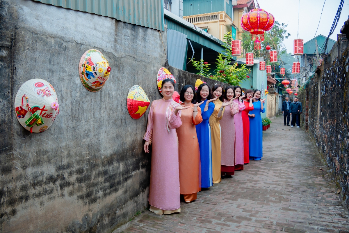 Du khách chụp ảnh tại làng cổ Đông Sơn.