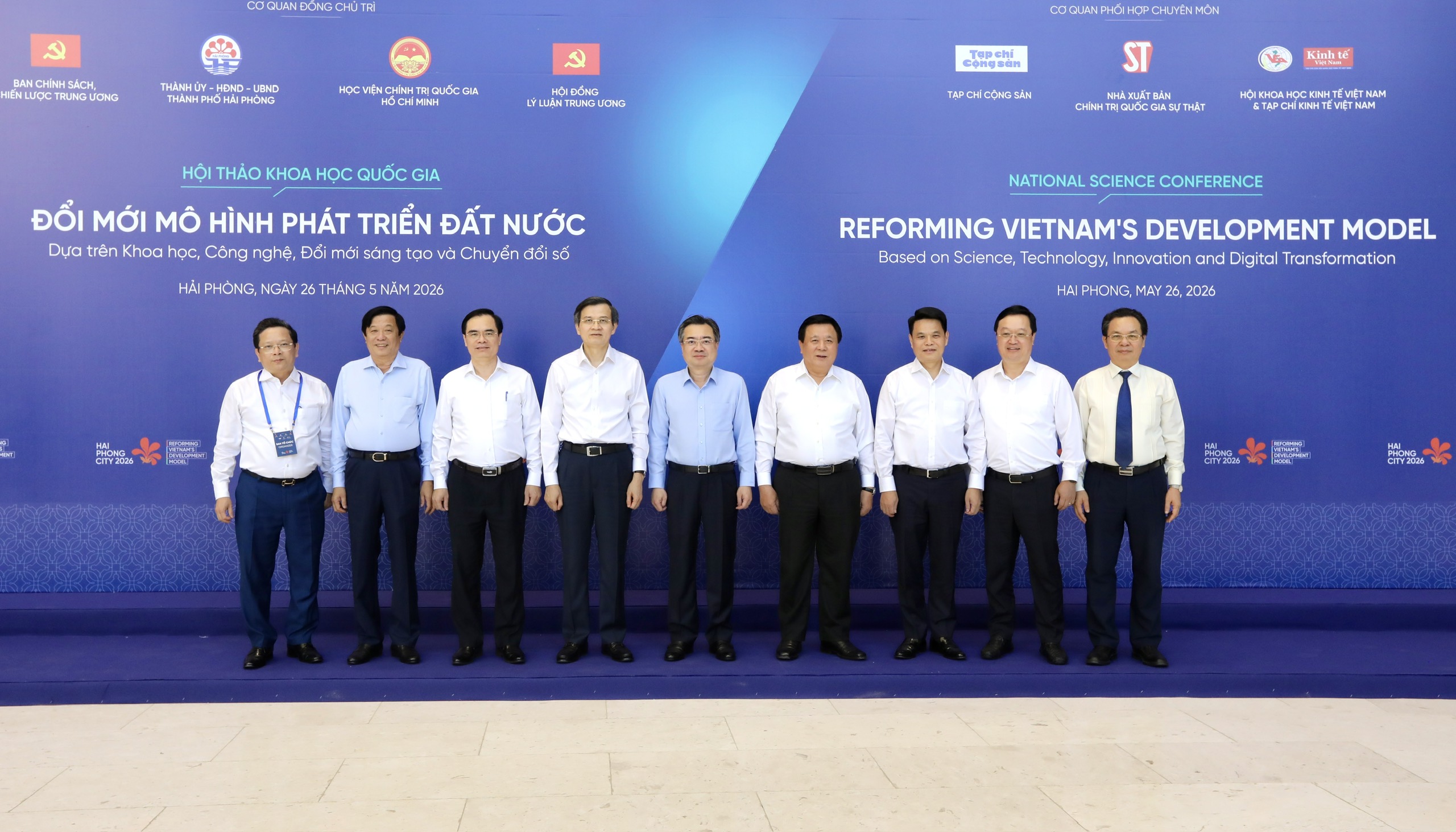 TS. Nguyễn Thanh Nghị, Ủy viên Bộ Chính trị, Bí thư Trung ương Đảng, Trưởng Ban Chính sách, Chiến lược Trung ương (người đứng thứ 5 từ trái sang); PGS.TS Đoàn Minh Huấn, Uỷ viên Bộ Chính trị, Giám đốc Học viện Chính trị Quốc gia Hồ Chí Minh (người đứng thứ 4 từ trái sang); GS. TS Nguyễn Xuân Thắng, Uỷ viên Bộ Chính trị khoá XIII, Chủ tịch Hội đồng Lý luận Trung ương (người thứ 4 từ phải sang), và đồng chí Lê Ngọc Châu, Uỷ viên Ban chấp hành Trung ương Đảng, Bí thư Thành uỷ, Trưởng đoàn Đại biểu Link Trang Chủ PG88.Com Mới #2026 Thành phố Hải Phòng (người thứ 3 từ phải sang) cùng các đại biểu chụp ảnh lưu niệm trước phiên khai mạc.&nbsp;