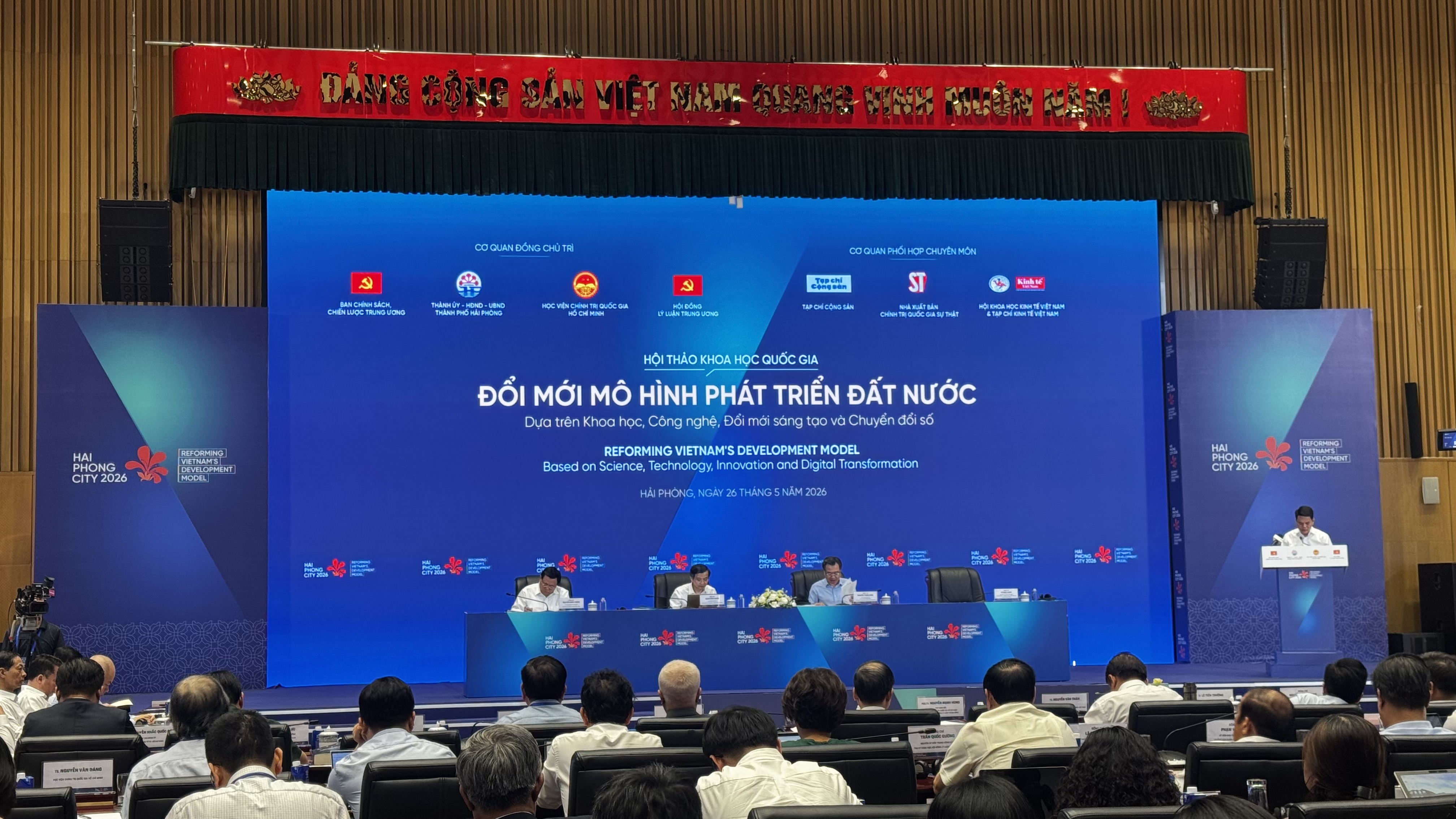 Đổi mới mô hình phát triển đất nước