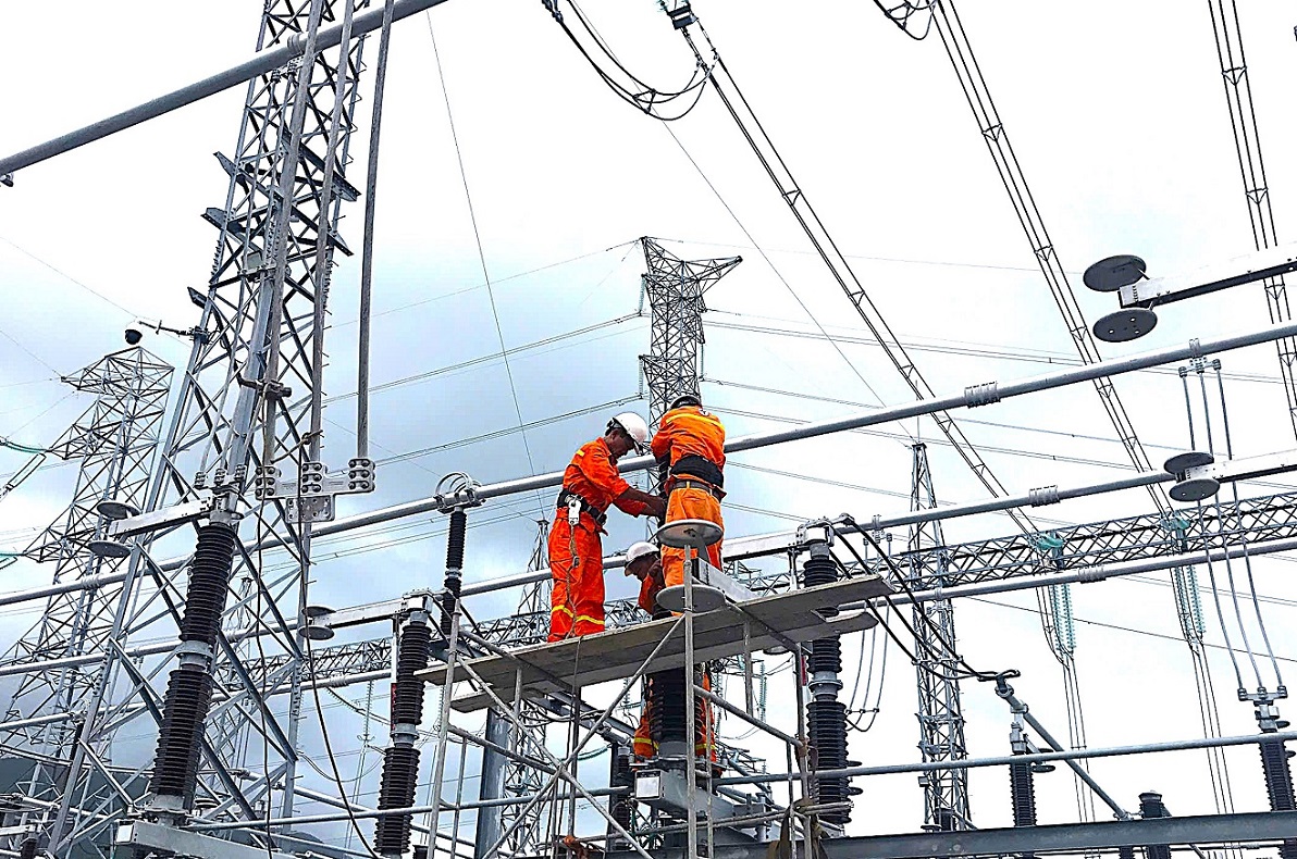 Nắng nóng kỷ lục đầu mùa hè ở miền Bắc gây áp lực chưa từng có cho hệ thống điện quốc gia, 