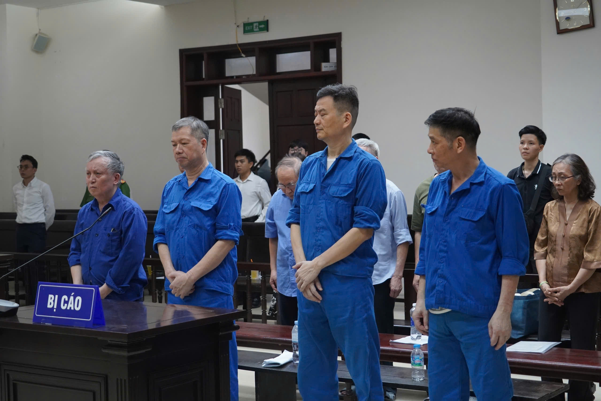Các bị cáo tại phiên tòa phúc thẩm sáng 27/5. Ảnh: CTV.