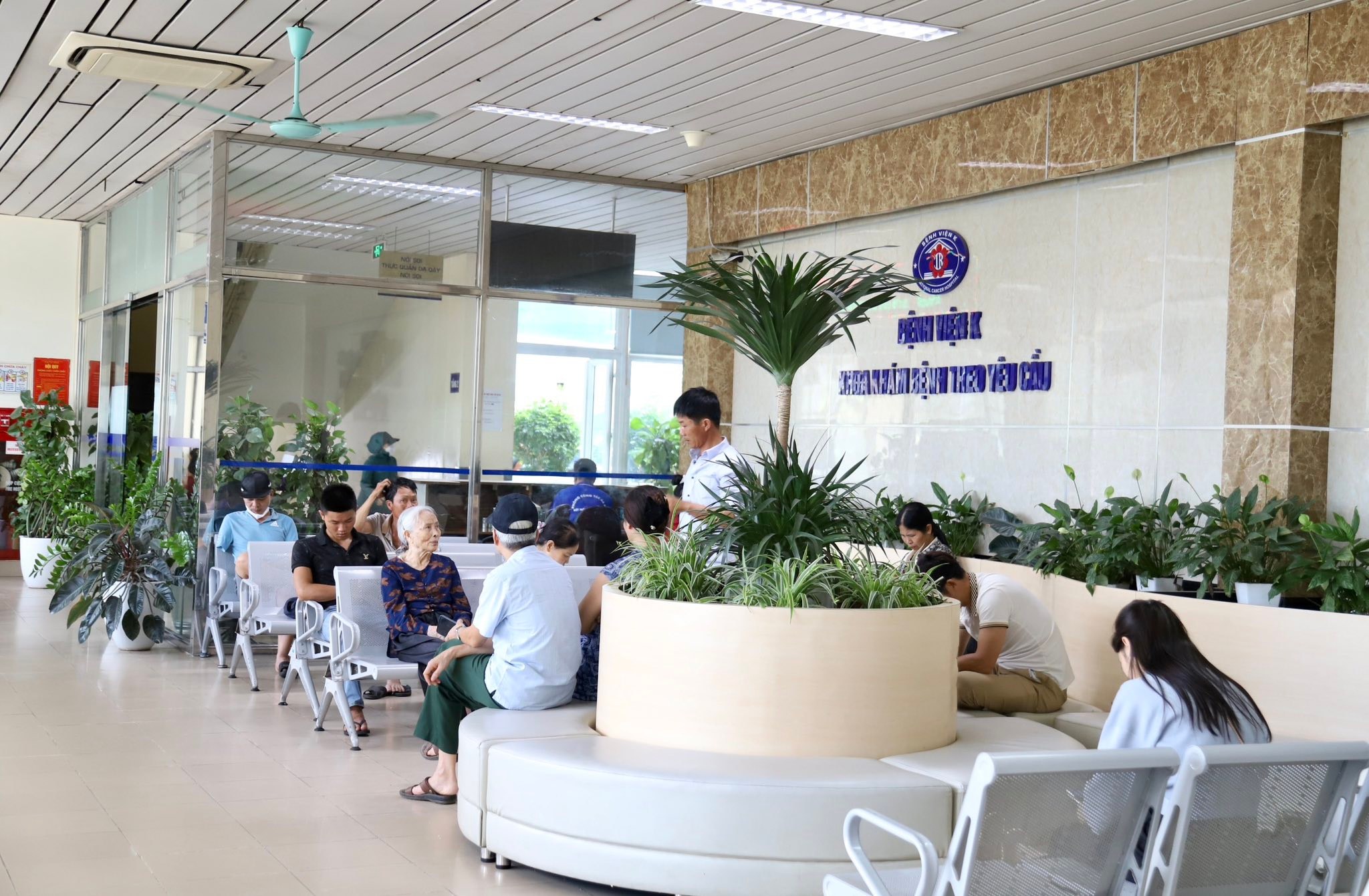 Các bệnh viện hiện tạo điều kiện tối đa cho bệnh nhân đến thăm khám.