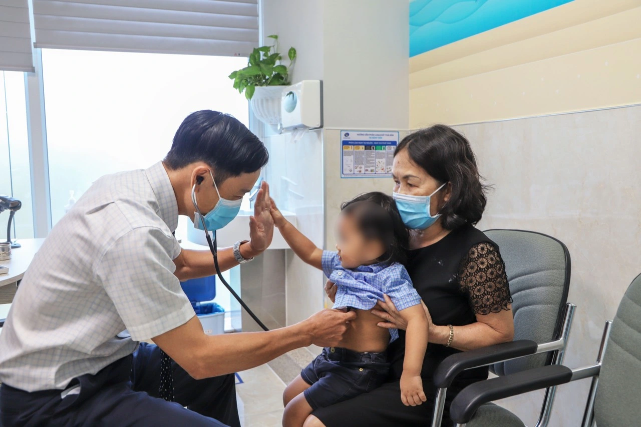 Trẻ nhỏ chịu tác động từ thời tiết khắc nghiệt nhanh hơn người lớn do hệ điều hòa thân nhiệt chưa hoàn thiện.