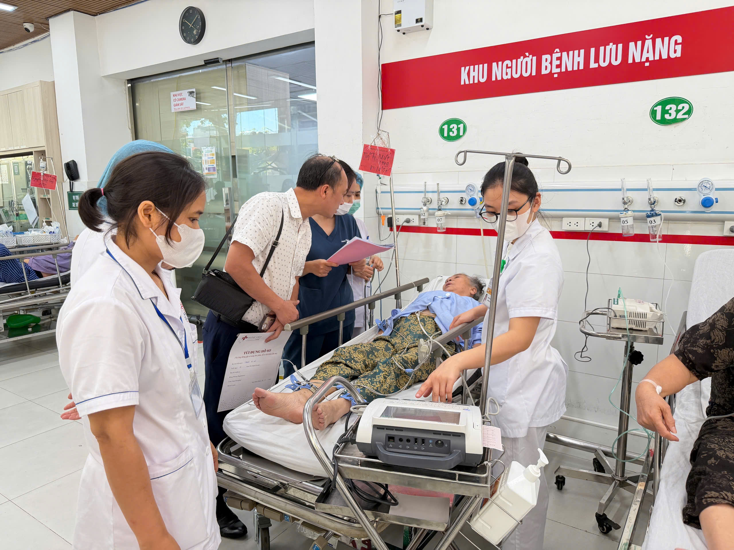 Trung tâm Cấp cứu A9, Bệnh viện Bạch Mai liên tục tiếp nhận các ca bệnh liên quan đến say nắng, say nóng.