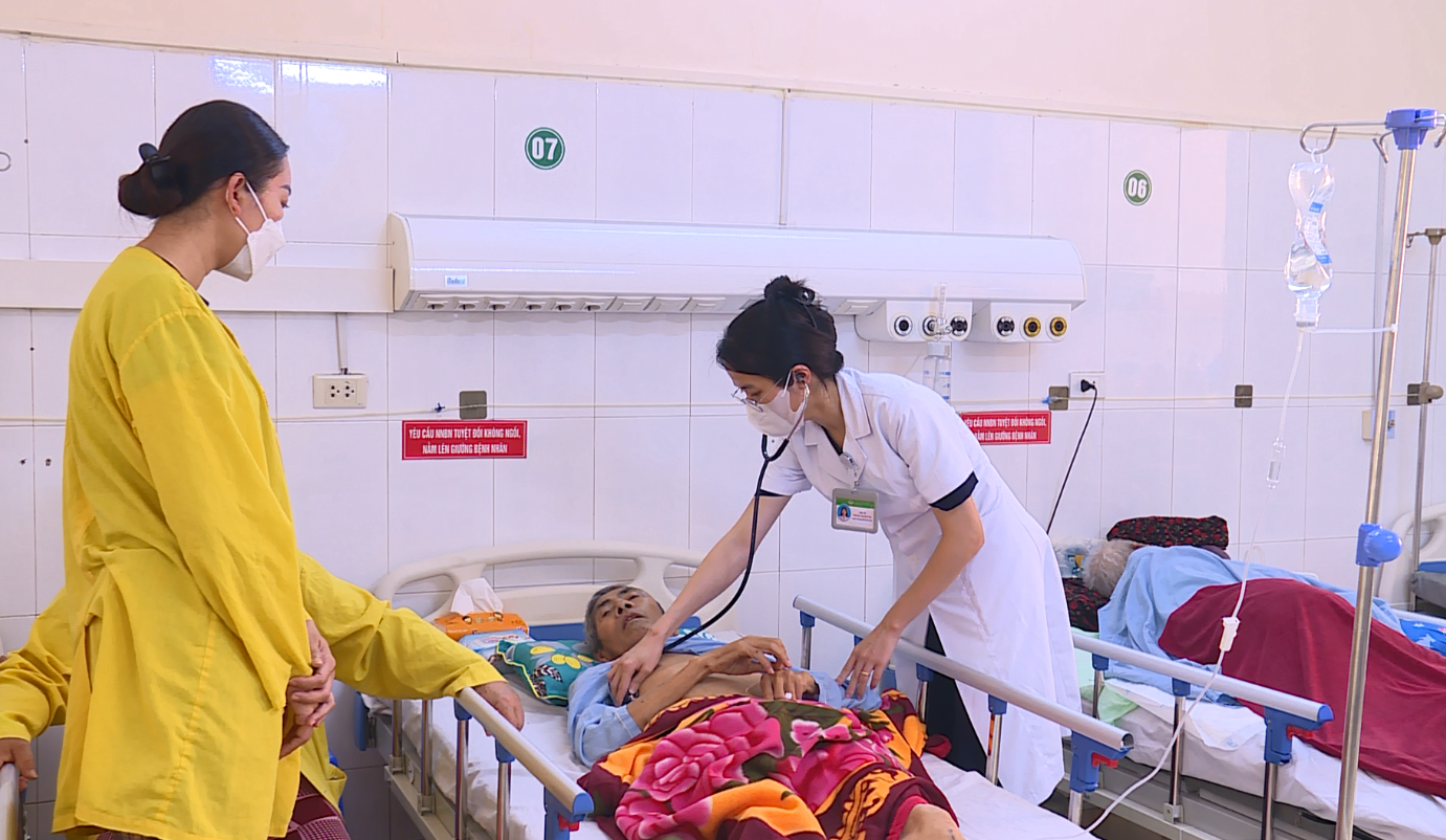 Nắng nóng đầu mùa khiến số người cao tuổi và trẻ nhỏ nhập viện tại Thanh Hóa tăng mạnh.