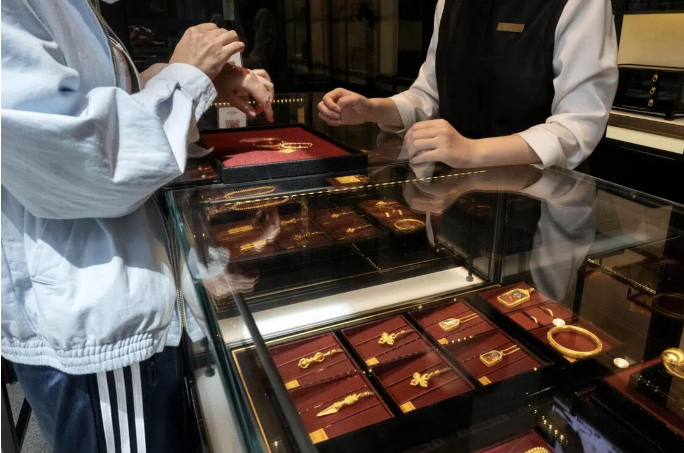 Trong một cửa hàng của Laopu Gold - Ảnh: New York Times.
