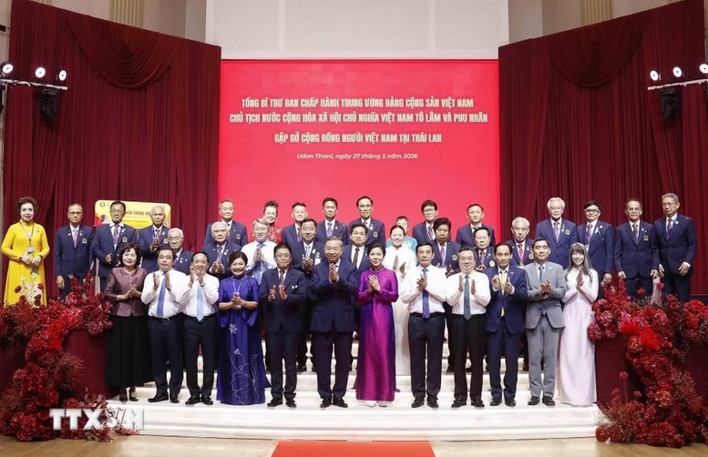 Tổng Bí thư, Chủ tịch nước Tô Lâm và Phu nhân cùng đại biểu chụp ảnh chung với đại diện cộng đồng người Việt Nam tại Thái Lan - Ảnh: TTXVN
