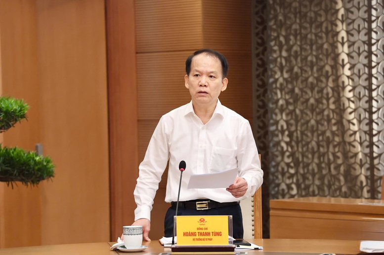 Bộ trưởng Bộ Tư pháp Hoàng Thanh Tùng báo cáo. Ảnh: VGP.