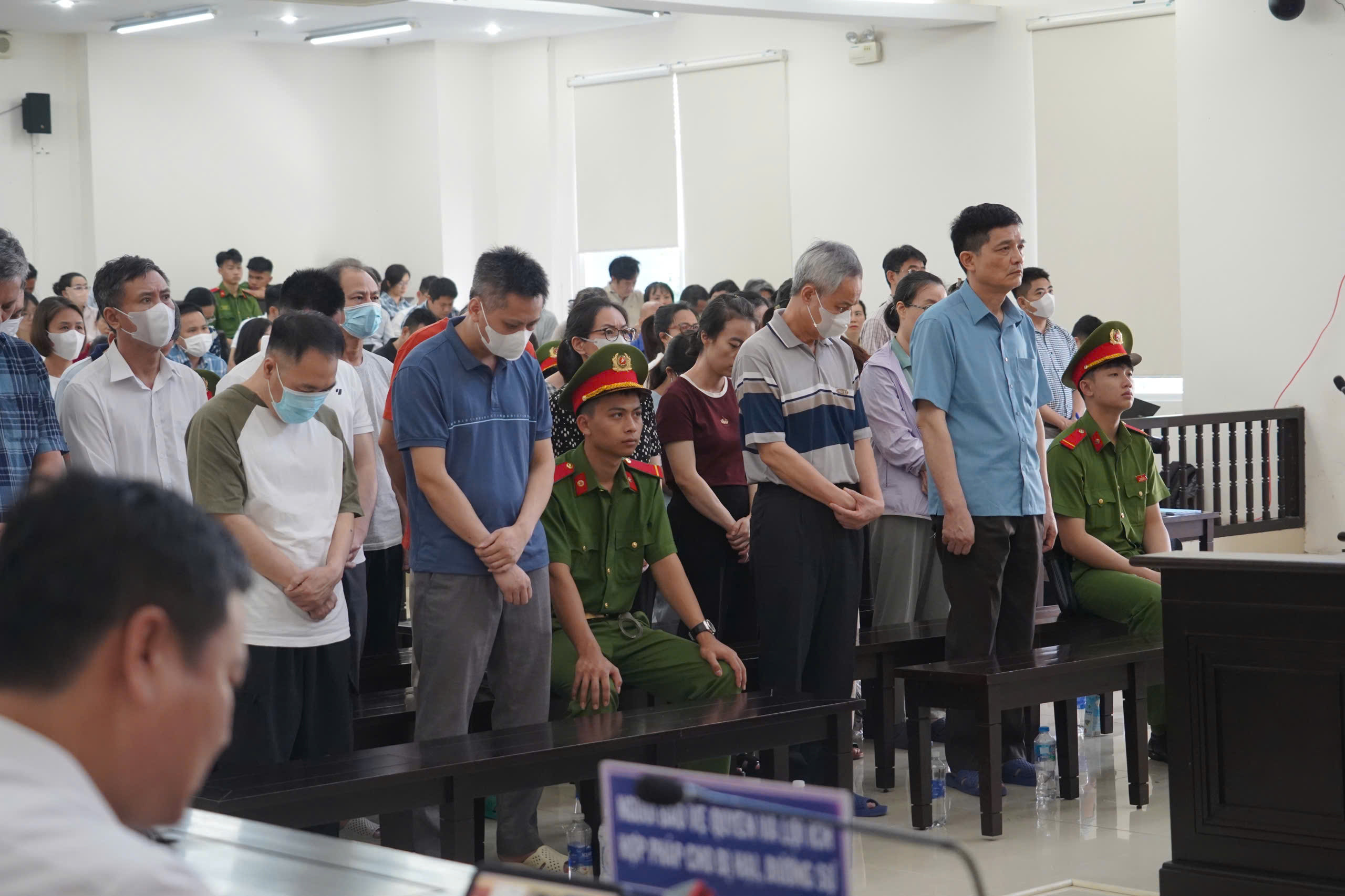 Các bị cáo nghe tòa tuyên án.&nbsp;Ảnh: CTV.