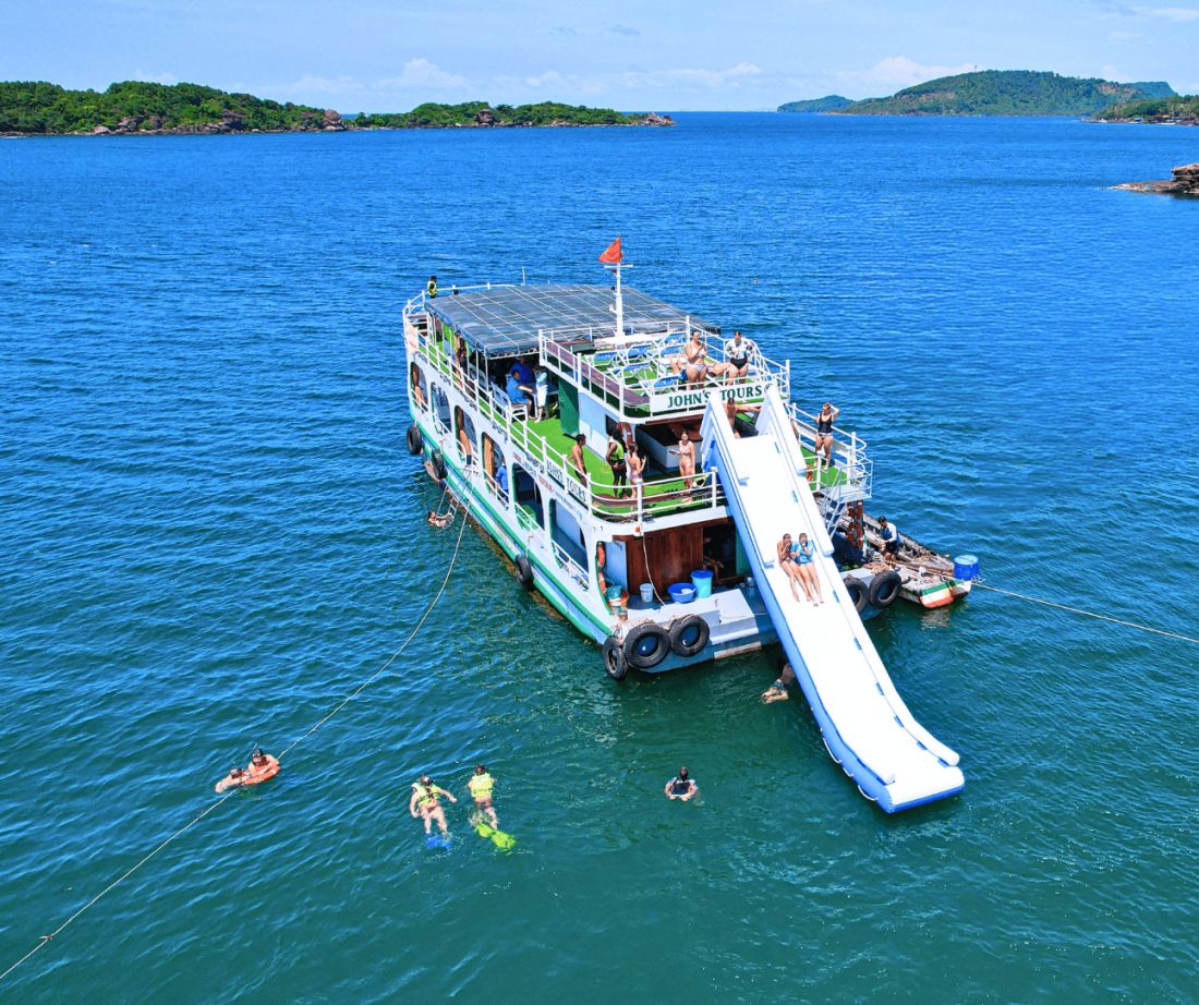 Phú Quốc đóng góp khoảng 36% lượng khách, hơn 81% doanh thu và gần như toàn bộ lượng khách quốc tế của du lịch An Giang.&nbsp;