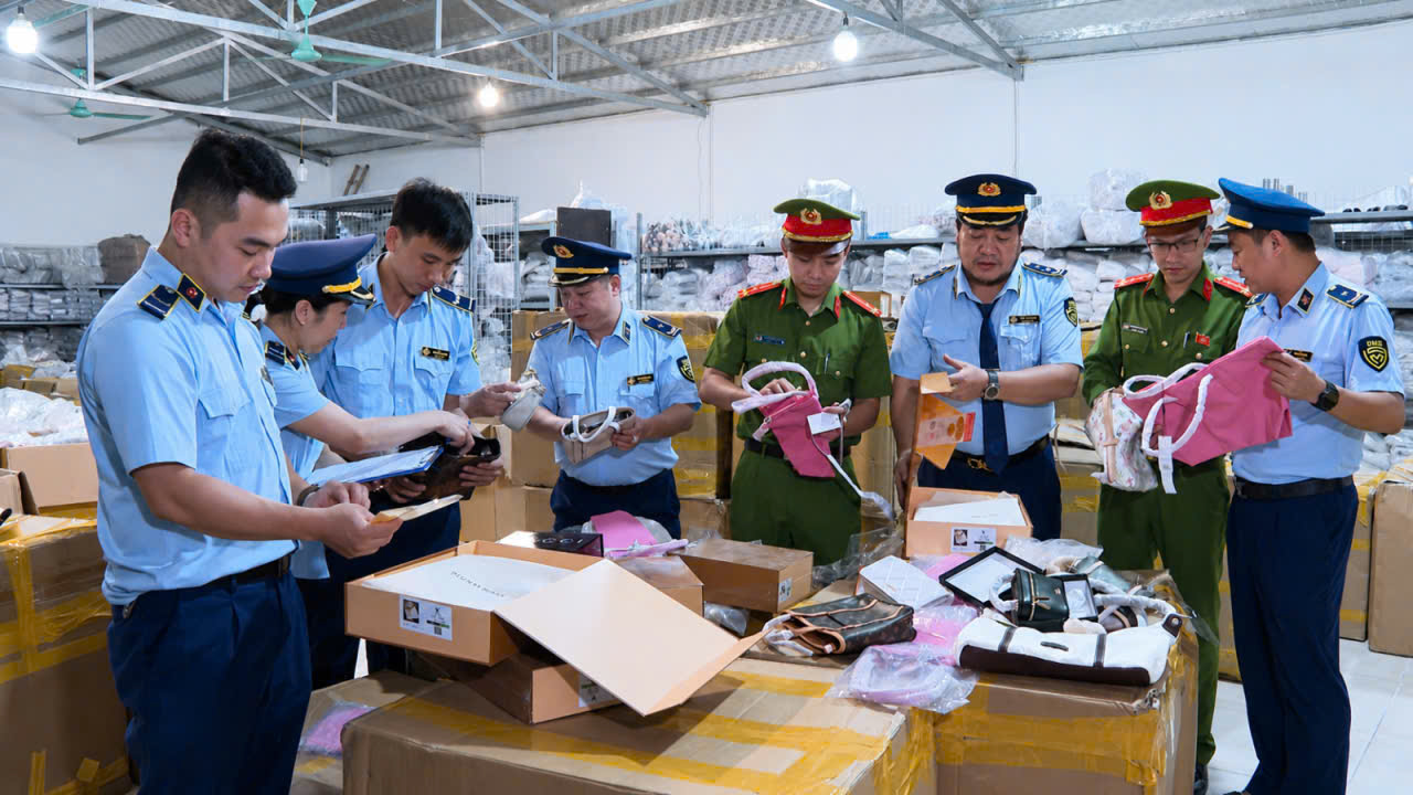 Lực lượng chức năng kiểm tra tổng kho hàng giả. Ảnh: Công an tỉnh Thanh Hóa.
