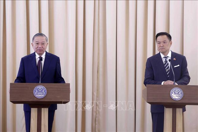 Tổng Bí thư, Chủ tịch nước Tô Lâm và Thủ tướng Thái Lan Anutin Charnvirakul gặp gỡ báo chí, thông báo kết quả hội đàm. Ảnh: TTXVN