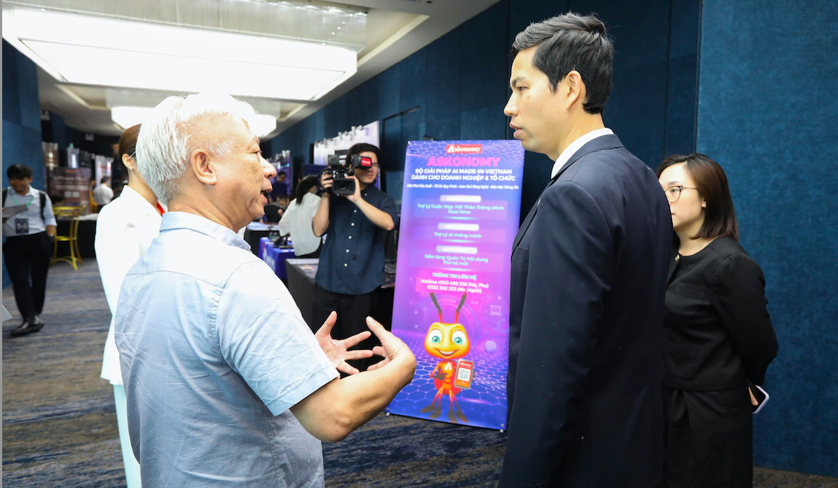 Tổng thư ký PG88 Sòng bạc trực tuyến TOP 1 Việt Nam | Casino, Nổ Hũ/6PG88VN Đỗ Thị Hoa chia sẻ với&nbsp;ông Lê Hồng Quang, Tổng Giám đốc Tập đoàn MISA về bộ giải pháp AI Made in Vietnam Askonomy dành cho PG88 Link Dễ Nhớ Pg88.com và tổ chức - Ảnh Việt Dũng.