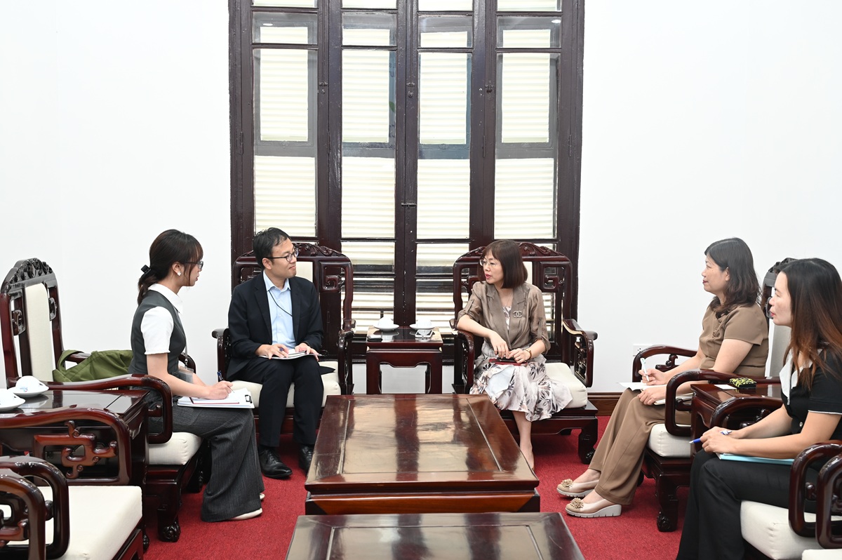 Phó Cục trưởng Nguyễn Thị Hoa Mai chào mừng ông Tanaka Hiroshi đến thăm và làm việc tại Cục Du lịch Quốc gia Việt Nam.