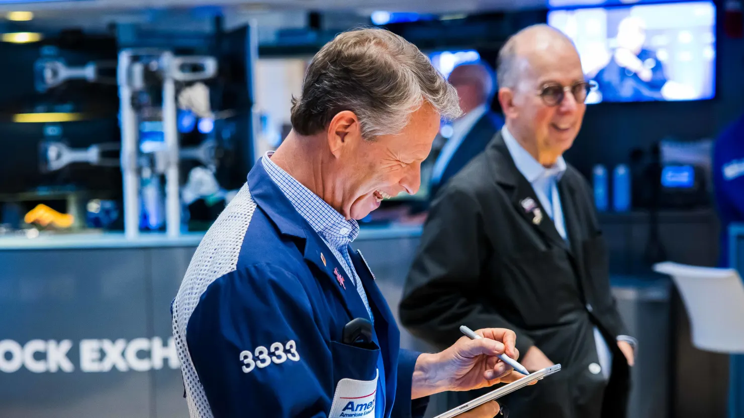 S&P 500 và Nasdaq lập đỉnh cao mới, giá dầu đuối sức