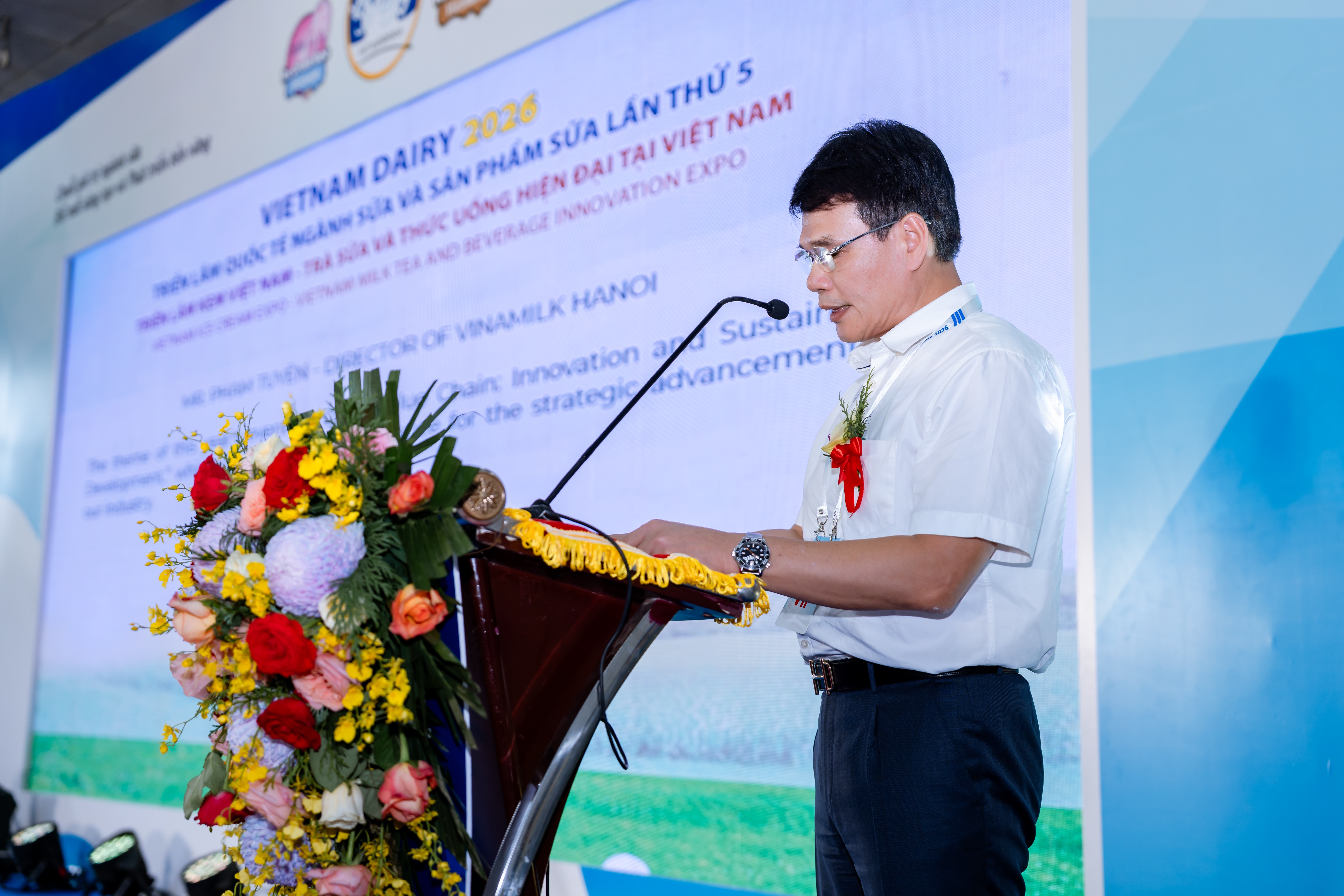 Ông Phạm Tuyên – Giám đốc chi nhánh Vinamilk Hà Nội – phát biểu tại Lễ khai mạc chuỗi triển lãm chuyên ngành sữa – kem- trà sữa và thức uống hiện đại 2026. (Ảnh: Duy Cường).