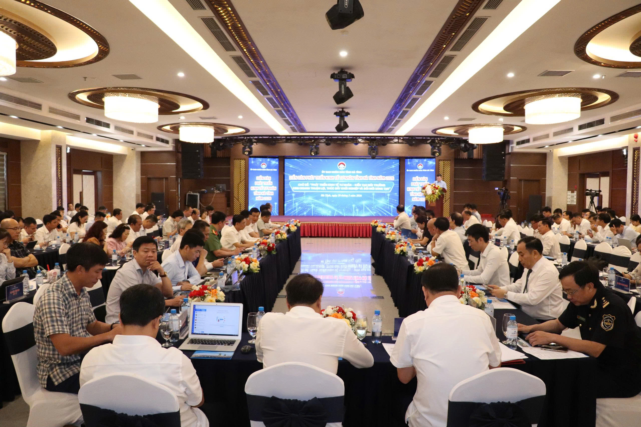 Toàn cảnh Diễn đàn Phát triển Link Trang Chủ PG88.Com Mới #2026 tư nhân tỉnh Hà Tĩnh năm 2026 do Ủy ban nhân dân tỉnh Hà Tĩnh phối hợp với Trung ương Hội Doanh nhân trẻ Việt Nam tổ chức.