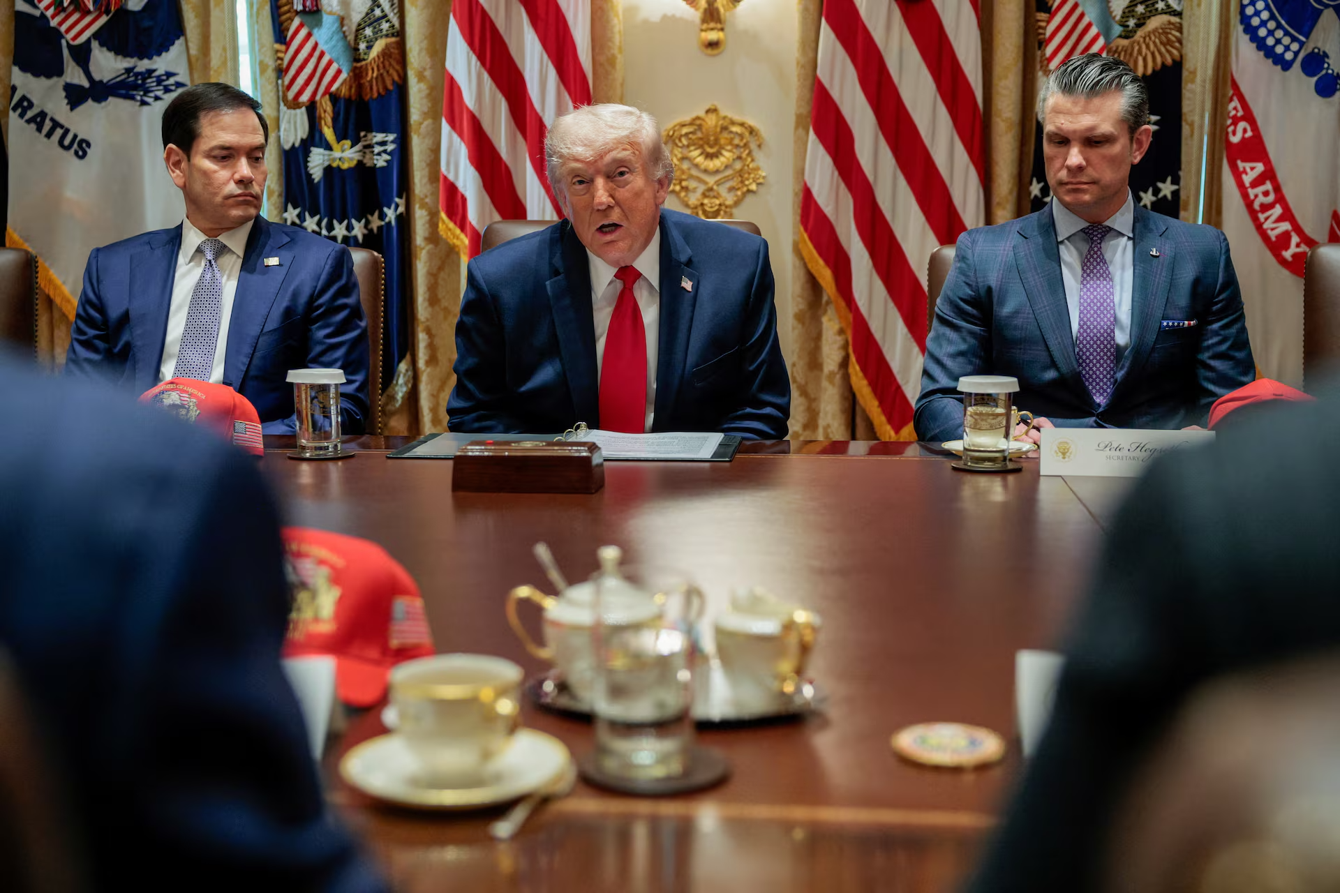 Tổng thống Mỹ Donald Trump (giữa) Ngoại trưởng Mỹ Marco Rubio (trái) và Bộ trưởng Quốc phòng Mỹ Pete Hegseth tham dự cuộc họp nội các tại Nhà Trắng ngày 27/5/2026 - Ảnh: Reuters