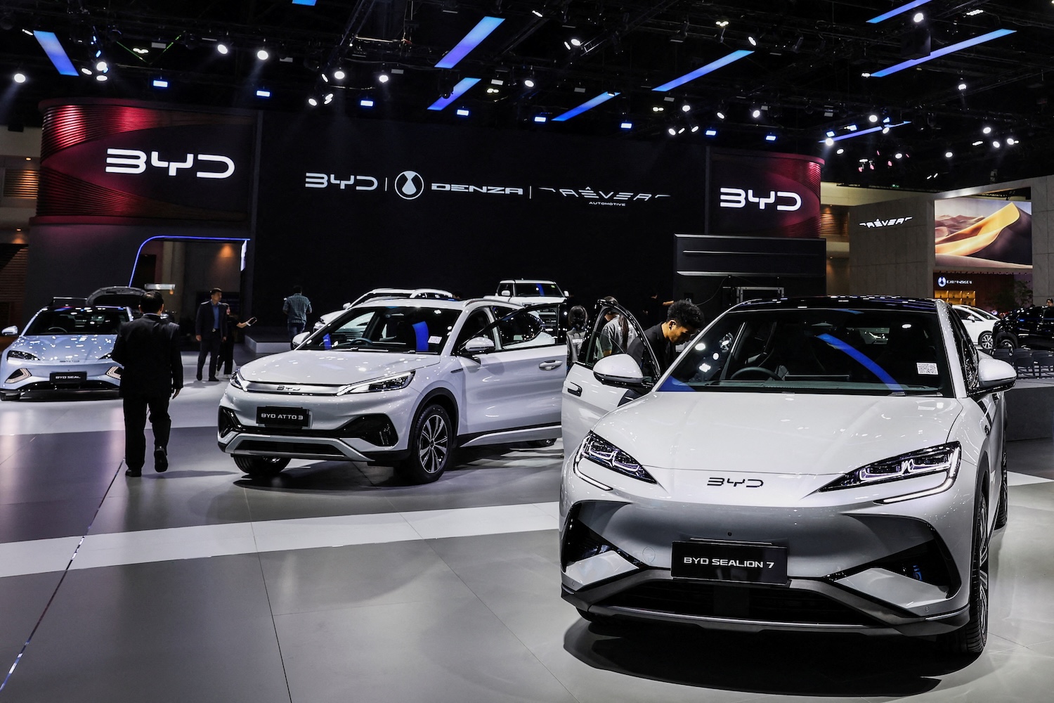 BYD đã vượt Tesla trở thành nhà sản xuất xe điện lớn nhất thế giới trong năm ngoái.