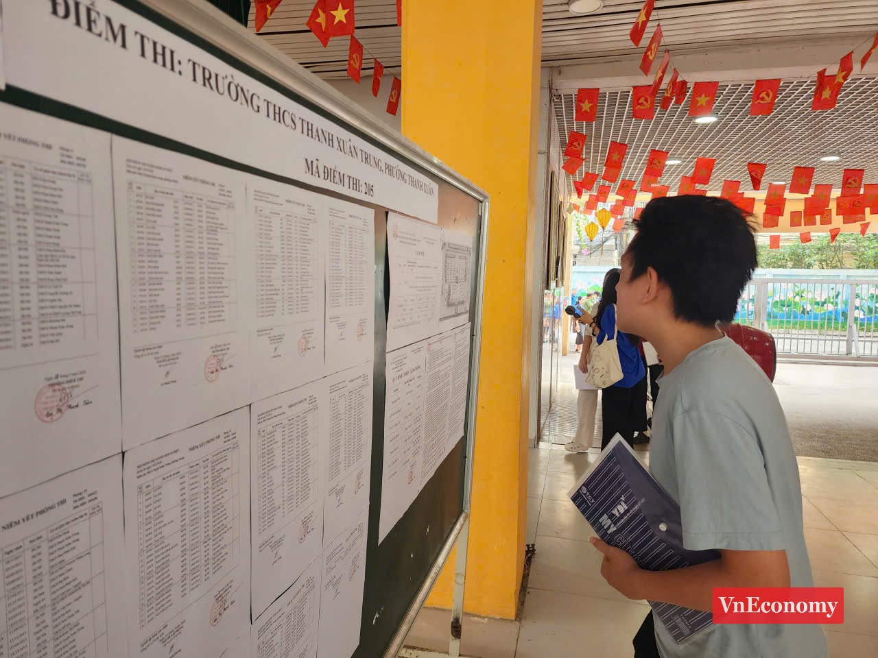 Sát ngày thi, Hà Nội trải qua đợt nắng nóng kỷ lục khiến nhiều ông bố, bà mẹ bất an. Nỗi lo thường trực là con ốm đúng ngày dự thi thì mọi nỗ lực sẽ uổng phí.&nbsp;