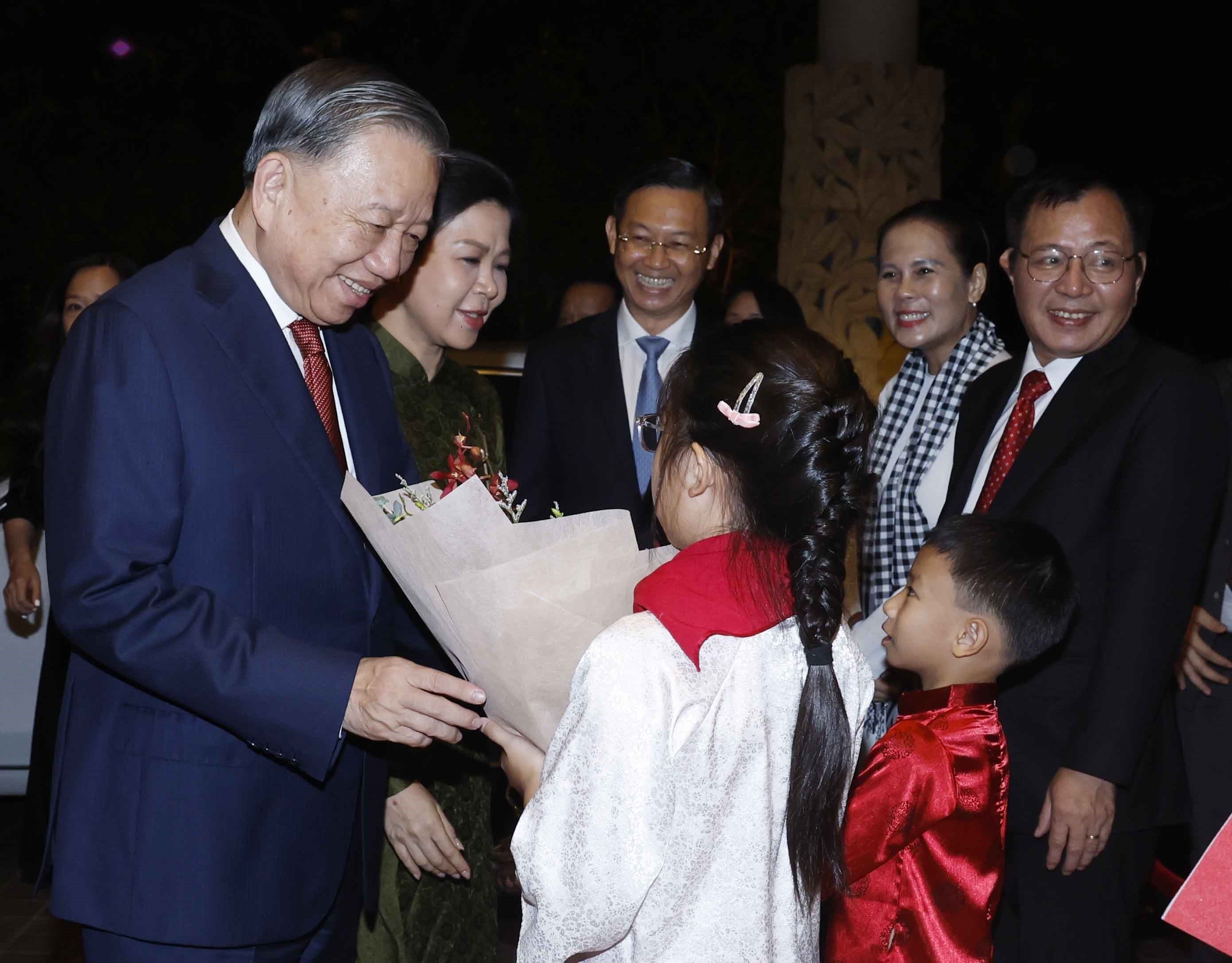 Cán bộ, nhân viên Đại sứ quán và cộng đồng người Việt Nam tại Singapore đón Tổng Bí thư, Chủ tịch nước Tô Lâm và Phu nhân. Ảnh: TTXVN