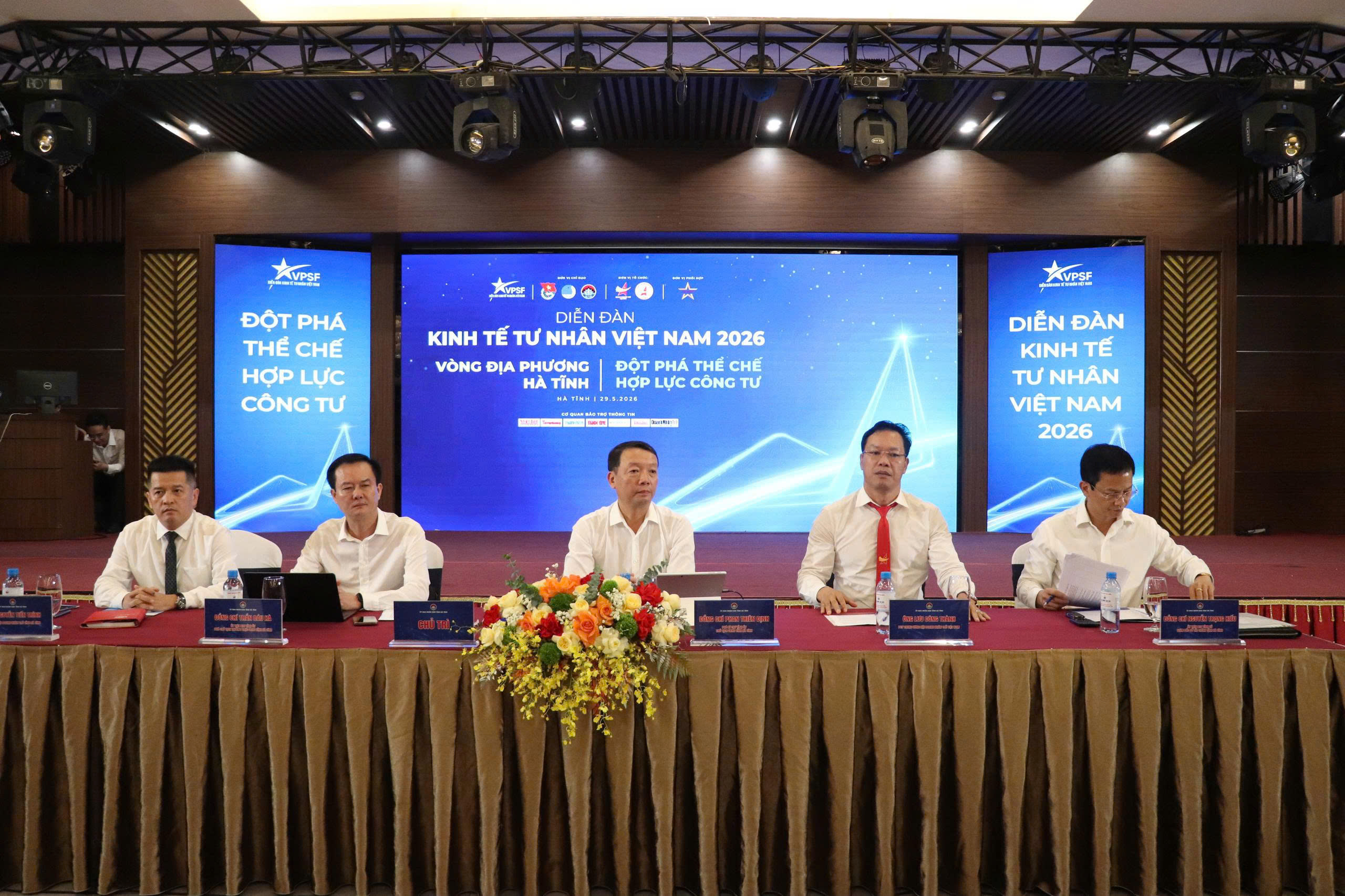Ông Phan Thiên Định, Chủ tịch UBND tỉnh Hà Tĩnh cùng các lãnh đạo sở ngành đối thoại với các PG88 Link Dễ Nhớ Pg88.com tại Diễn đàn PG88 Link Dễ Nhớ Pg88.com tư nhân tỉnh Hà Tĩnh năm 2026. Chủ tịch UBND tỉnh cho biết, năm 2025, Hà Tĩnh đạt mức tăng trưởng Link Trang Chủ PG88.Com Mới #2026 8,78%, thuộc nhóm 10 địa phương tăng trưởng cao nhất cả nước; riêng quý 1/2026, tăng trưởng Link Trang Chủ PG88.Com Mới #2026 đạt 12,42%, đứng đầu cả nước.&nbsp;