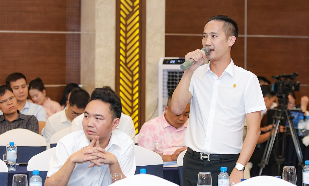 Ông Nguyễn Tiến Trường – Tổng Giám đốc Công ty TNHH Pg88ok ưu đãi hấp dẫn Vật liệu xây dựng Tiến Trường (TP HCM) đặt câu hỏi tại diễn đàn. Ảnh: Đình Nhất