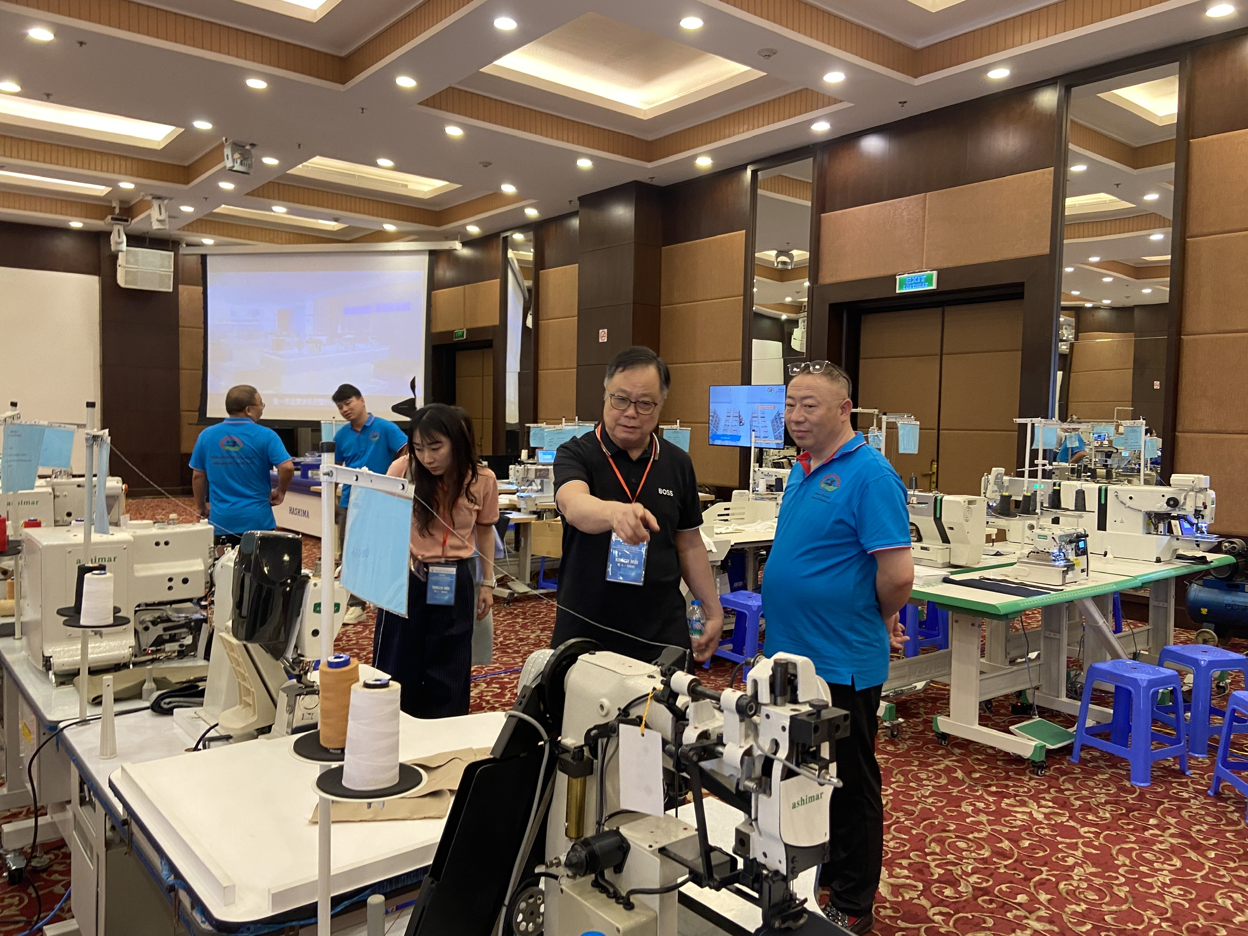 Khách tham quan khu trưng bày thiết bị tự động hoá.
