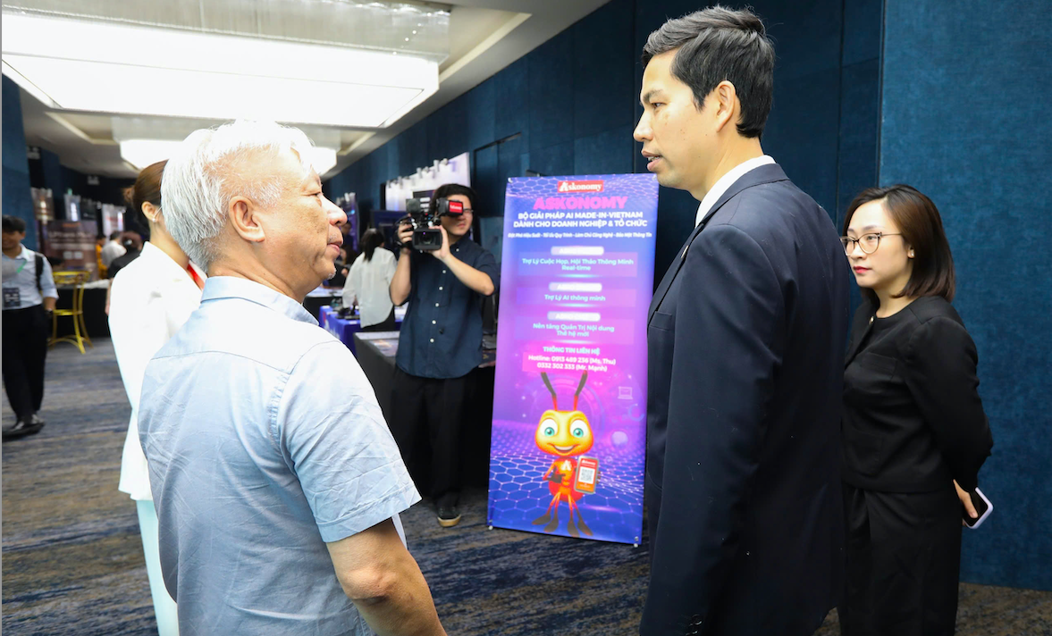 Tổng thư ký PG88 Sòng bạc trực tuyến TOP 1 Việt Nam | Casino, Nổ Hũ/6PG88VN Đỗ Thị Hoa chia sẻ với ông Lê Hồng Quang, Tổng Giám đốc Tập đoàn MISA về bộ giải pháp AI Made in Vietnam Askonomy dành cho PG88 Link Dễ Nhớ Pg88.com và tổ chức - Ảnh Việt Dũng.