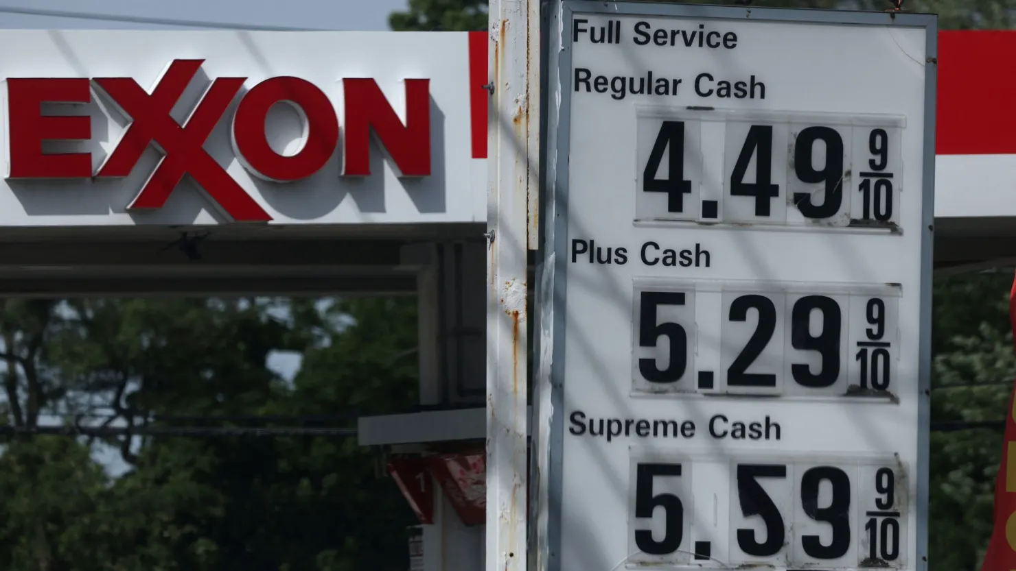 Exxon Mobil cảnh báo dự trữ dầu toàn cầu sắp tụt xuống mức nguy hiểm trong vài tuần tới 