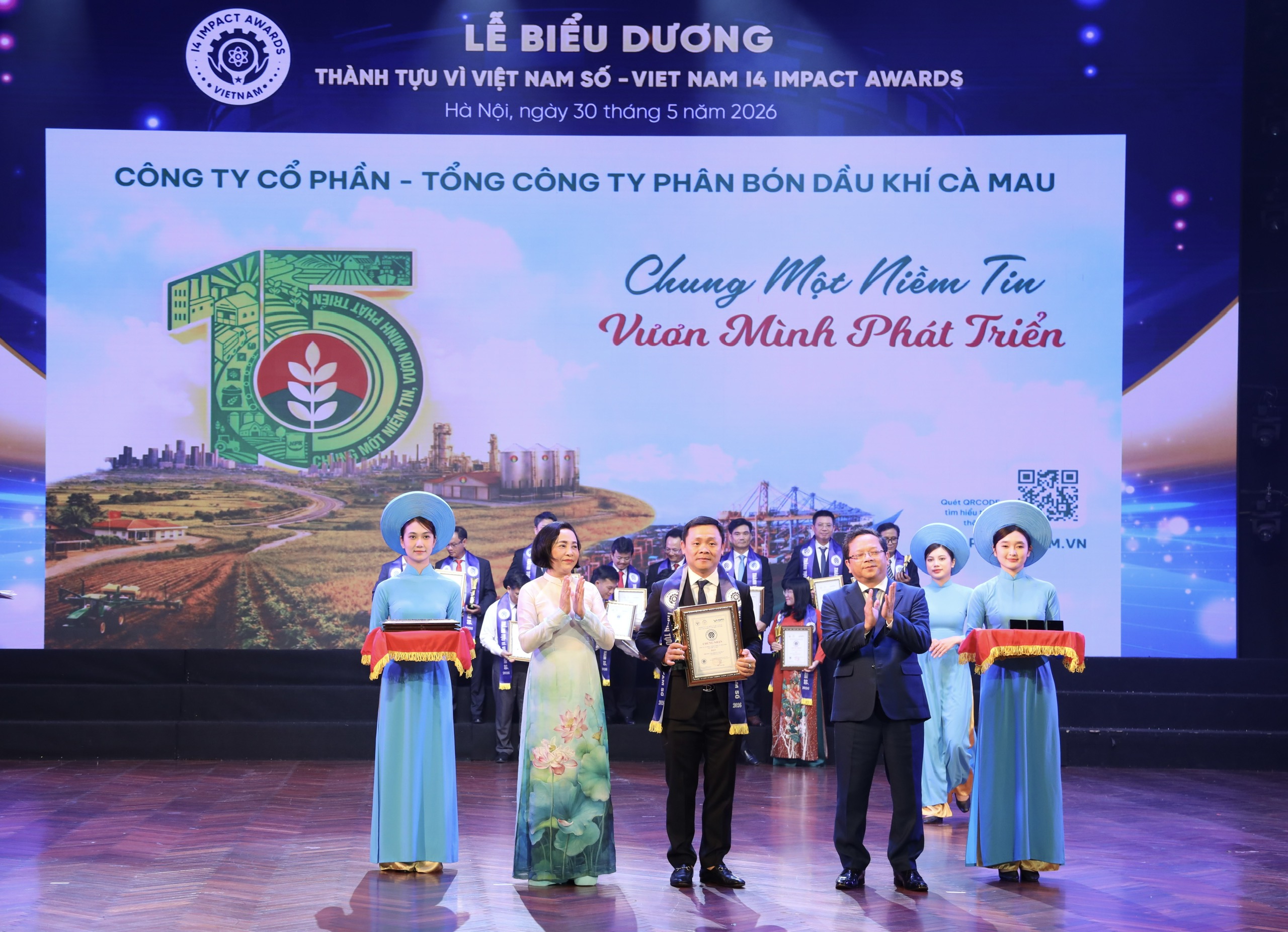 Đại diện PVCFC nhận biểu trưng vinh danh PVCFC đạt PG88 Link Dễ Nhớ Pg88.com có Dịch vụ số xuất sắc, Công nghiệp thông minh và Công nghệ AI tác động tới cuộc sống.